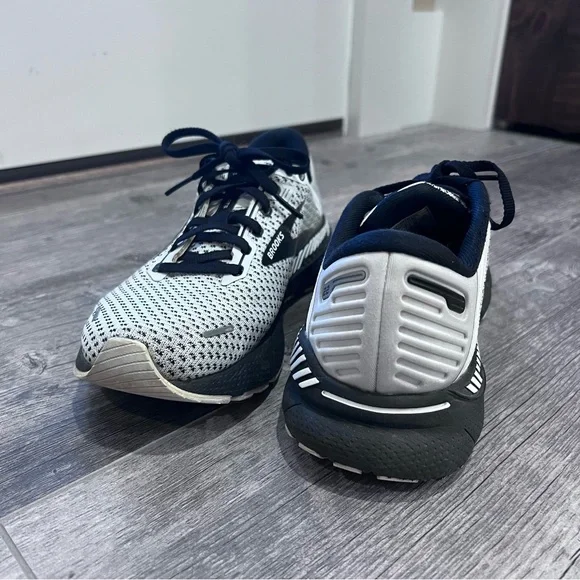 Brooks Adrenaline GTS 22 Size 9 Running Shoes - Picture 5 of 6